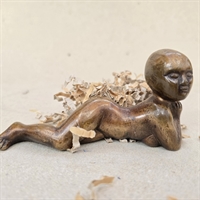 kronraget-noegen-dame-liggende-paa-maven-bronze-skulptur-gammel-figur